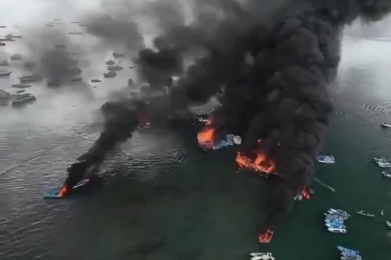 Gang War Destroys 35 Boats at Ecuador's Manta Port — Los Lobos and Los Choneros Leave 2 Injured and a Fishing Community in Ruins